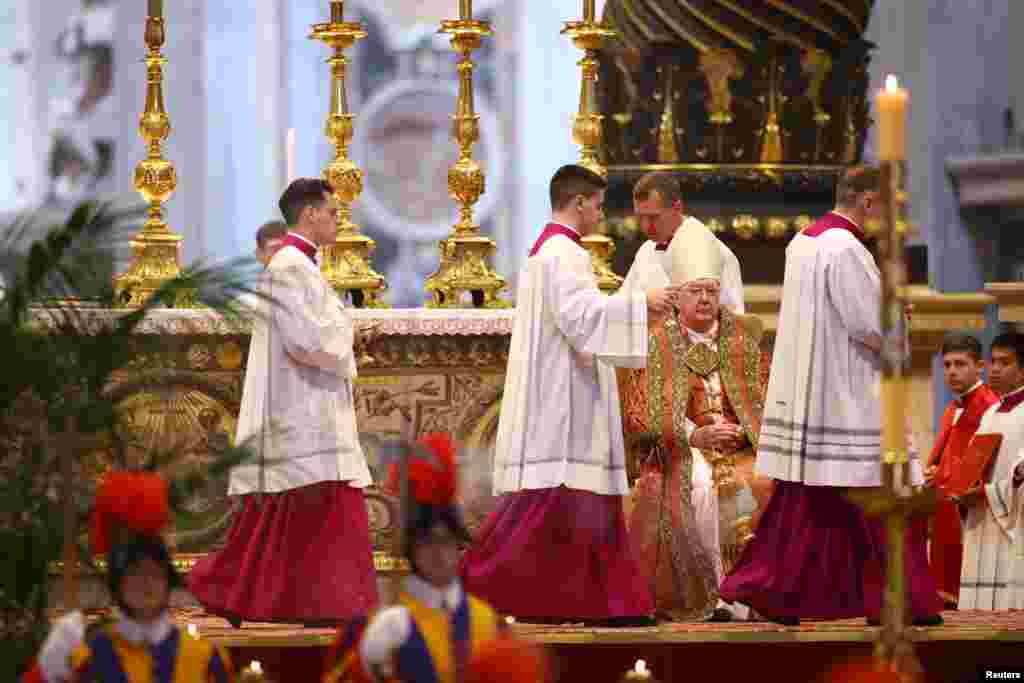 Падчас цырымоніі ў базыліцы Сьвятога Пятра ў Ватыкане. 23 красавіка 2025 году