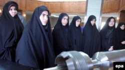 «Будущее за исламской цивилизацией», считает Ахмадинеджад. Освобожденной женщине Востока
демонстрируют достижения иранской науки и техники на выставке в священном Куме