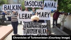 Proteste çykan türkmen raýatlary (arhiw suraty)