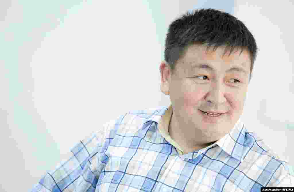 Элмирбек Иманалиев "Азаттыктын" студиясында. 17-август, 2017-жыл.Чыгаан акын 1978-жылы 17-январда Токтогул районунун Өзгөрүш айылында туулган. 13-14 жашынан баштап колуна комуз алып чоң айтыштарга катыша баштаган Элмирбек Иманалиев бир нече республикалык жана эл аралык айтыштардын жеңүүчүсү, калк жактырып уккан бир нече обондордун автору.“Айтыш” коомдук фондунда көптөгөн жаш акындардын устаты болгон. Кыргыз улуттук филармониясында, Чүй облустук драма театрында эмгектенген. Төкмөлүктөн сырткары "Манасты", дастандарды мыкты чеберчиликте аткарган. Ал ырчы, обончу катары "Аруузатым", "Булбулум", "Жалгыздыктан тажап бүттүм", "Коштошуу вальсы", "Мунарым", "Балкыма" сыяктуу эл оозундагы мыкты чыгармаларды жараткан.