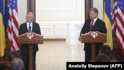 Украинанын президенти Петро Порошенко менен Пентагондун башчысы Жим Мэттис (солдо). 