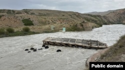 Дарыяга түшүп кеткен машине.