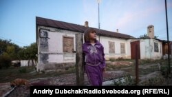 Сабріна Чумак біля свого будинку у селі Павлопіль