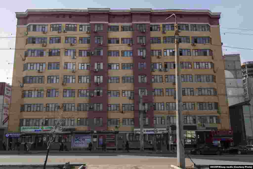 Жал-29, №3/3 61-батир Жаңы курулган үйдүн 9-кабатындагы батирдин эшигин эч ким ачкан жок. Жанында турган кошуна келиндин айтымында, буга чейинки кожоюн ошол эле үйдөгү башка батирге көчүп кеткен. Ошондон бери кирип-чыккан эч кимди көргөн эмес. Аянты: 75 кв метр&nbsp; Баасы: 53.300 (буга чейин сатылгандагы баасы) Матраимов сатып алган күн: 25-январь 2021-жыл Мамлекетке өткөрүлгөн күн: 1-февраль 2021-жыл &nbsp;