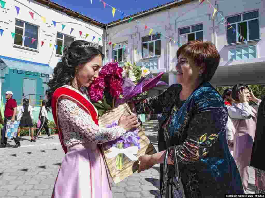 Кызын куттуктаган эне.