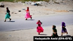 آرشیف، شماری از اطفال در حال بازی در شهر کابل