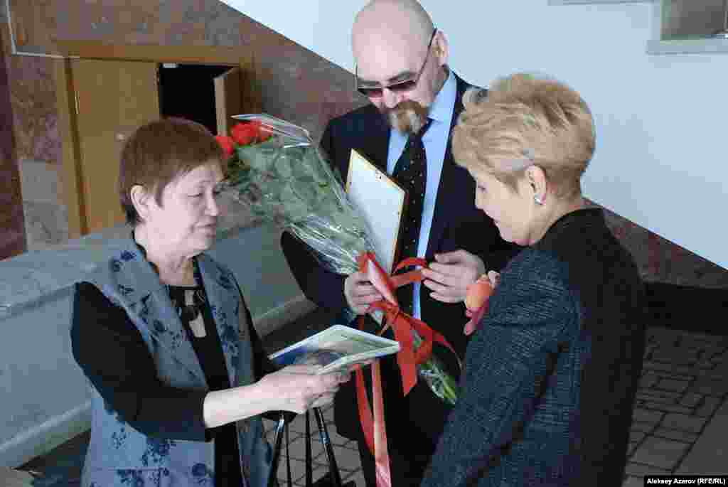 На открытии выставки был также Вадим Сидоркин, график и живописец,&nbsp;пошедший по стопам своих знаменитых родителей Евгения Сидоркина и&nbsp;Гульфайрус Исмаиловой. От него репортеру Азаттыка удалось узнать,&nbsp;что Евгений Сидоркин на самом деле постоянно испытывал пресс со&nbsp;стороны идеологического отдела ЦК &ndash; и в 60-е, и в 70-е годы. Его&nbsp;критиковали за &quot;формализм&quot;.