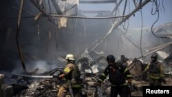 Հրշեջներն մարում են ռուսական հրթիռային հարվածների հետևանքով տպագրատան տարածքում բռնկված հրդեհը, 23-ը մայիսի, 2024թ.