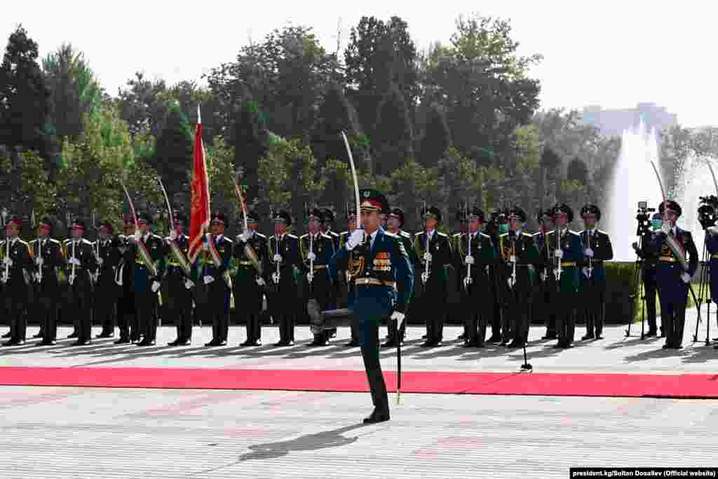 55 адамдын өмүрүн алган кыргыз-тажик чек арасындагы куралдуу жаңжалынан көп өтпөй Садыр Жапаров Тажикстанга май айынын экинчи жарымында бара турганы кабарланган. Бирок 6-майда мамлекет башчысы Баткендин тургундары менен жолугушканда чек ара маселелери чечилмейинче коңшу өлкөгө барбай турганын айткан. 