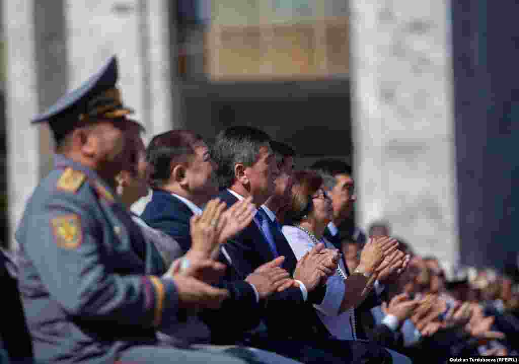 Ала-Тоо аянтында өткөн аземге экс-президент Роза Отунбаева баш болгон депутаттар, саясий, коомдук ишмерлер чакырылган.