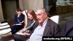 Чэскі палітык Карэл Шварцэнбэрг на сустрэчы са сваякамі асуджаных да сьмяротнага пакараньня беларусаў