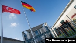 Գերմանիայի և Թուրքիայի դրոշները Բեռլինում՝ կանցլերի գրասենյակի դիմաց, Ռեջեփ Էրդողանի՝ որպես վարչապետ այցի ժամանակ, հոկտեմբեր, 2012թ․