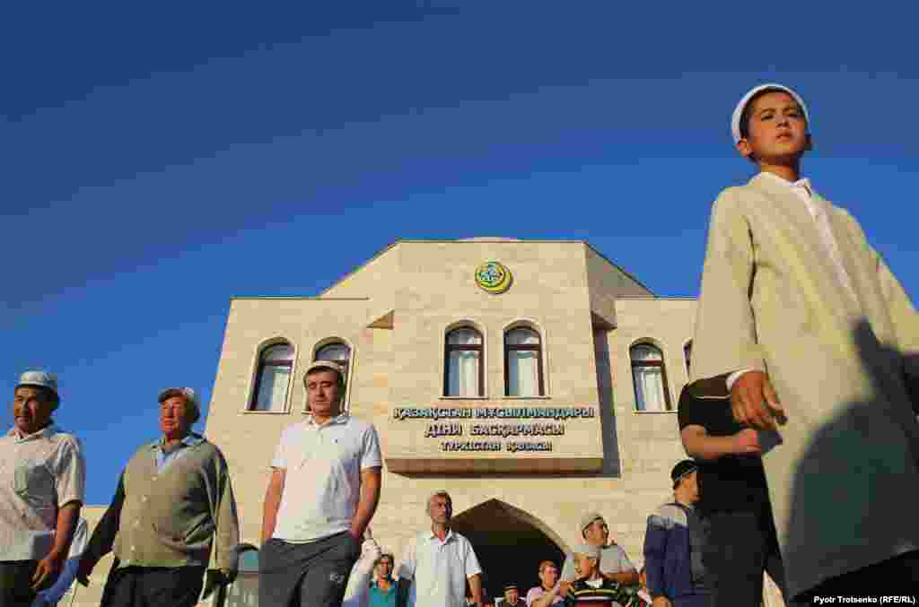 Верующие Туркестана выходят из мечети имени Ходжи Ахмеда Яссауи после айт-намаза.&nbsp;