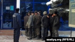 Полиция ұстаған заңсыз мигранттар  Almaty, 27Jan2011.