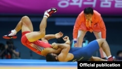 Грек-рим күрөшүнөн 71 кг. салмакта 1/2 финалда Саид Абдевали (Иран) жана Жинг Жихйун (Түштүк Корея) күрөшүүдө. Башкы калыс Ашида Такару (Жапония). 30-сентябрь 2014-ж. Инчхон.	 