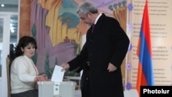 В голосовании на референдуме принял участие действующий президент Армении Серж Саргсян