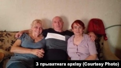 Сьвятлана Купрэева (зьлева) зь сябрам Леанідам Галубовічам і маці Тацянай Міклаеўнай. Архіўнае фота