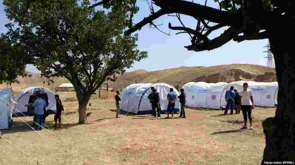 Буга чейин чатырларга убактылуу көчүрүлгөндөр таза суу менен камсыздалды.&nbsp;