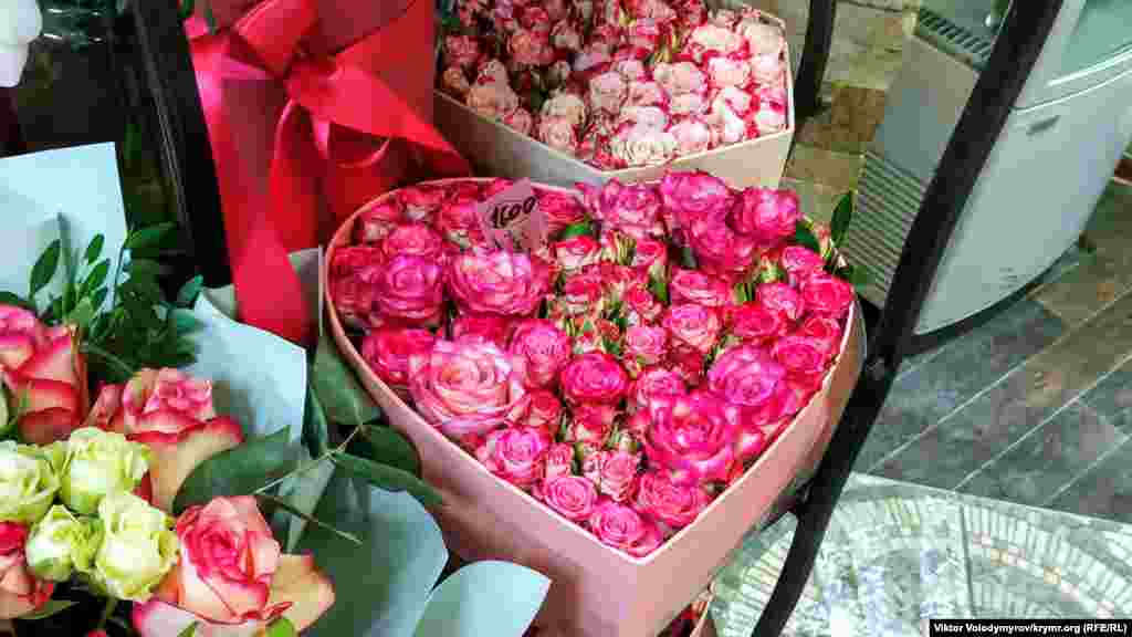 У продажу різні квіткові композиції у вигляді сердець. Ціна на цей букет становить 1500 рублів (600 грн). Серед покупців можна побачити не тільки чоловіків, а й дівчат