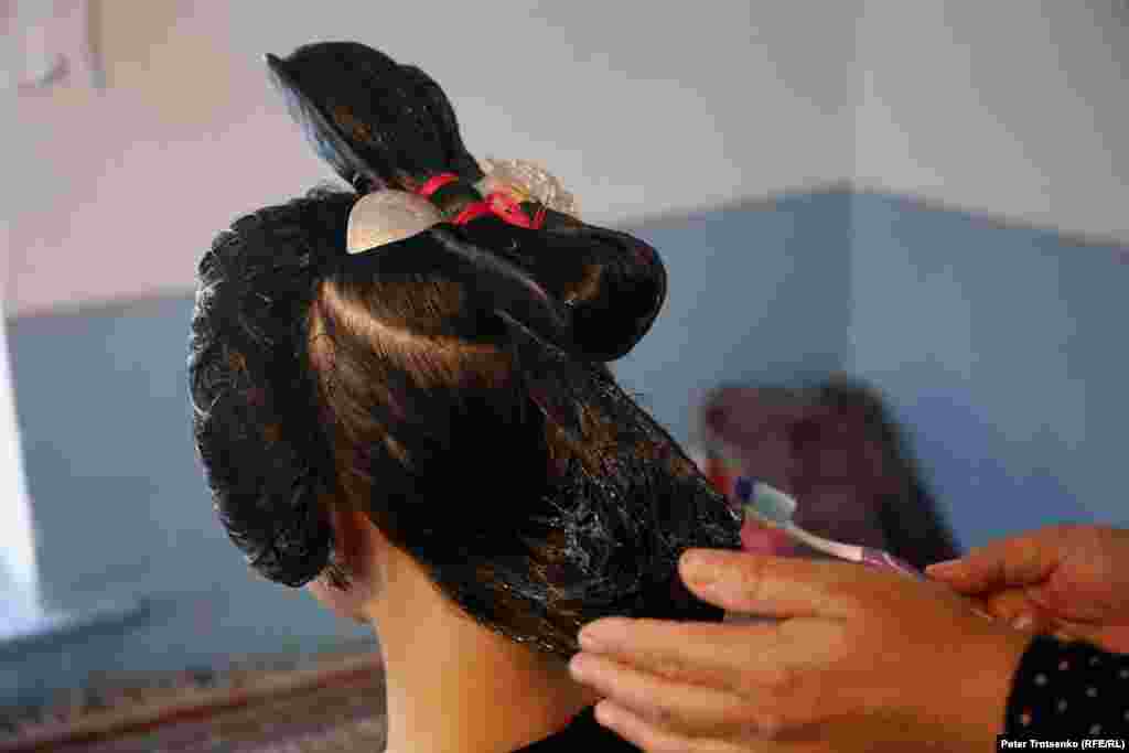 Искусство создания традиционных причесок передается у дунганских женщин из поколения в поколение. Причем, на весь процесс уходит сравнительно немного времени &ndash; при помощи геля и зубной щетки (ей очень удобно работать) опытные мастерицы могут уложить роскошные девичьи волосы в сложную прическу примерно за час.