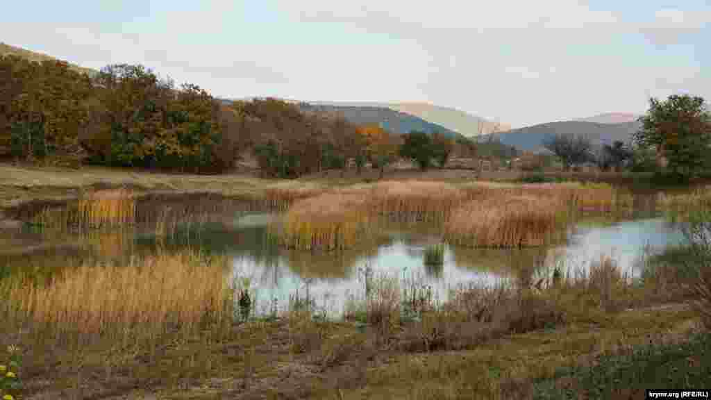 У малохмарну погоду озеро і його околиці змінюють кольори