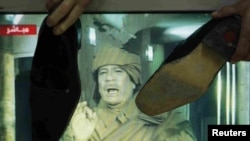 Під час трансляції промови Каддафі в Йорданії глядачі били його зображення черевиками на знак найвищої зневаги до лівійського лідера