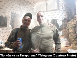 Дмитрий Казаков (слева)