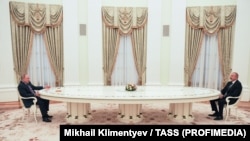 Ресей президенті Владимир Путин (сол жақта) мен Әзербайжан президенті Илхам Әлиев Кремльде кездесіп отыр. Мәскеу, 22 ақпан, 2022 жыл.
