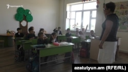 Տարրական դասարանի աշակերտներ հայաստանյան դպրոցում, արխիվ