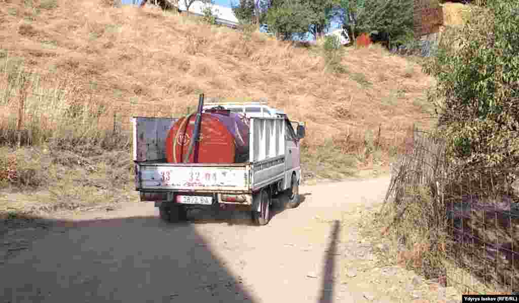 Айрым автоунаасы барлар таза сууну шаардан ташып ичишет.