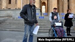 Собравшиеся сегодня днем у парламента правозащитники, родители детей с ограниченными возможностями и солидарные с ними граждане заявили, что не желают больше видеть депутата Топадзе в парламенте