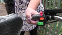«Не судилося мені загинути від снарядів і куль»: активні жителі прифронтових сіл Донбасу отримали електровелосипеди