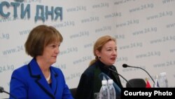 АКШ Мамдепартаментинин өкүлү Сьюзан Эллиот (солдо) менен АКШнын Кыргызстандагы элчиси Татьяна Гфеллер маалымат жыйынында, Бишкек, 13-октябрь, 2010.  