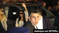 Armenia - U.S.-Armenian reality TV star Kim Kardashian waves to fans outside Marriott Armenia hotel in Yerevan, 8Apr2015.
