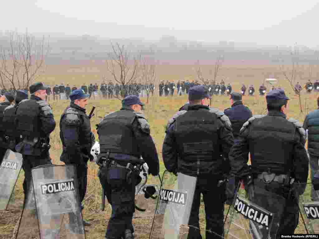Italijanska kompanija Fiat sa zabrinutošću prati razvoj događaja u Korman polju na kome treba da budu podignuti proizvodni pogoni najvećih i najznačajnijih snabdevača auto delovima za njegovu kompaniju u Kragujevcu. Nezadovoljni vlasnici parcela nastavljaju sa blokadom, a početak radova obezbeđivala je policija, 20.01.2011. Foto: Branko Vučković 