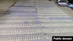 Гроші знайдені під час спецоперації у першого заступника начальника Головного слідчого управління Генеральної прокуратури Володимира Шапакіна і заступника прокурора Київської області Олександра Корнійця. 5 липня 2015 року