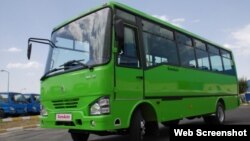 Самарқандда ишлаб чиқарилган Isuzu миниавтобуси.