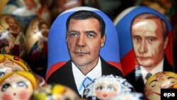 Дмитрий Медведев начал жить в портретах сразу после путинского благословения