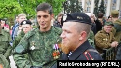 Ватажки угруповання «ДНР»: Михайло Толстих («Гіві») зліва і Арсен Павлов («Моторола»), яких звинувачують у численних злочинах (тепер уже загиблі). Окупований Донецьк, 9 травня 2015 року 