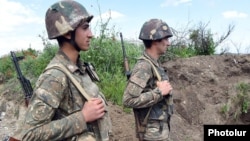 Արցախի ՊԲ զինծառայողները շփման գծում մարտական հերթապահության ժամանակ, արխիվ