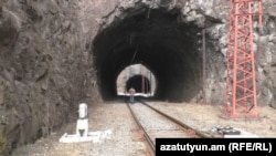 Ձորագետցիները ստիպված են ամեն օր երկար ճանապարհ կտրել՝ քայլելով երկաթգծի վրայով ու նախապես ճշտելով գնացքների երթևեկի ժամերը 