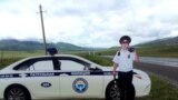 Бишкек-Ош жолундагы МАИ кызматкеринин сөлөкөтү. 