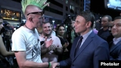 Armenia - Valeri Osipian (R), the chief of the Armenian police, talks to a street musician in Yerevan, 30 August 2018. 