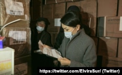 Эльвира Сурабалдиева во время рейда по аптекам, 9 ноября 2020 г.