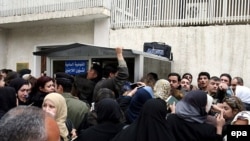 Беженцы из Ирака у ворот гуманитарной миссии ООН в Дамаске