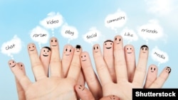 Adamlaryň sosial ulgamlarynda gürrüňi edýän meselelerini alamatlandyrýan surat.