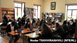 Вероятность того, что абитуриенты могут случайно указать правильный ответ в тестировании, составил в этом году 25%, а проходной барьер был 21 балл