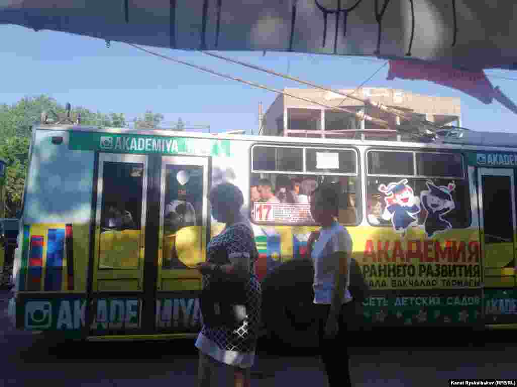 Маршруттук таксилердин айдоочулары январь айында да иш ташташкан. Ага чейин Бишкек мэриясында кичи автобустарда жол акысын көтөрүү маселесин кароо боюнча жумушчу топ түзүлгөн билдирген. Күйүүчү-майлоочу майлардын жана тетиктердин кымбатташына байланыштуу айдоочулар жол акысын 15 сомго көтөрүүнү суранышкан.