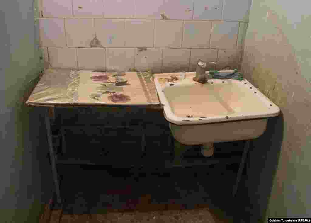 Жатаканадагы жашоочулар тазалыкты сактабагандыктан, коридордо дайыма жагымсыз жыт уюп турат.&nbsp;