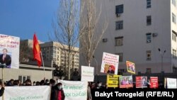 Асылбек Жээнбековдун тарапташтары сот алдында. 